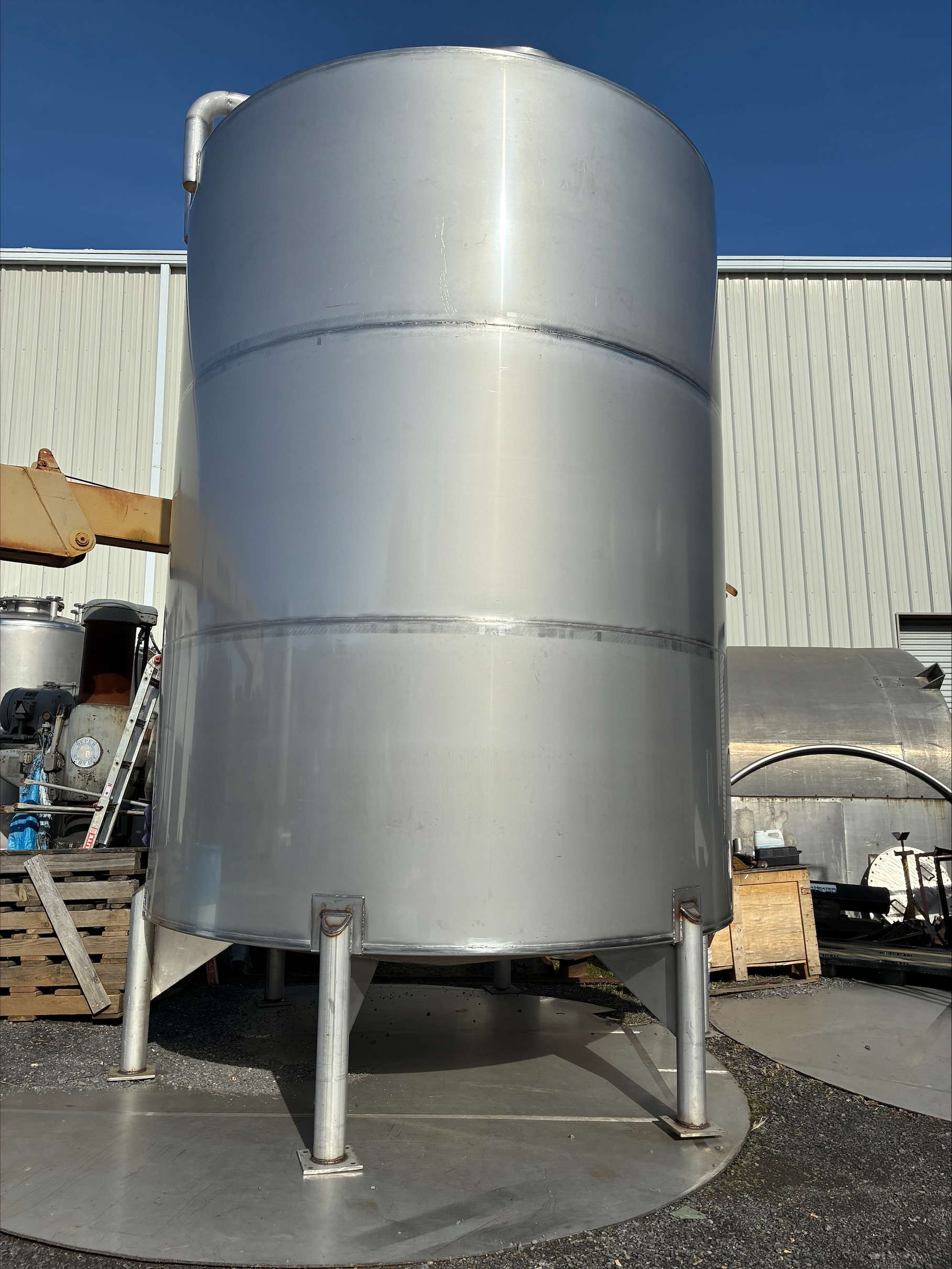 6500 Gallon Stainless Steel Tank with Mixer Bridge (New)